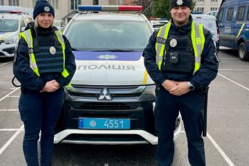 Столичні патрульні врятували життя чоловіку, який отримав відкритий перелом та стікав кров'ю