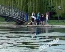 Дитина мало не потонула у київському озері