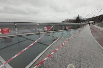 Тріснуте скло на «мосту Кличка»: вандали тут ні при чому