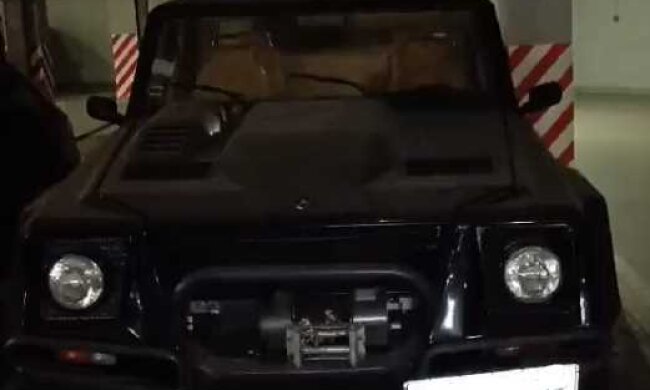 У Києві на парковці знайшли покинутим рідкісний позашляховик Lamborghini LM002, що припадає пилом