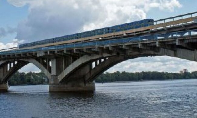 Міст Метро перекрили через можливість теракту