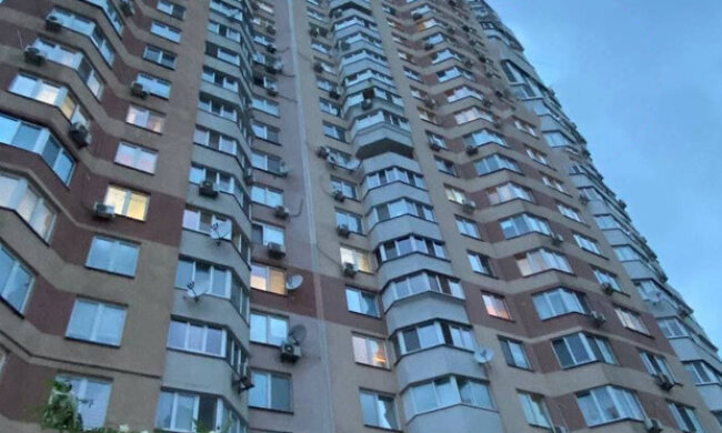 На Позняках чоловік впав з вікна і загинув