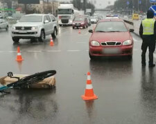 У Святошинському районі автомобіль збив велосипедиста (відео)