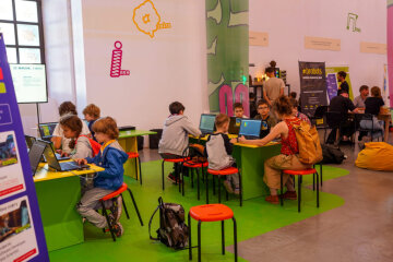 У Києві відкрився фестиваль для дітей та підлітків «NEOсвітній Арсенал. Різні разом»