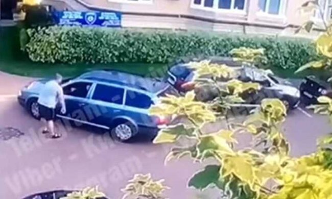 Під Києвом водій приставив пістолет до голови чоловіка (відео)