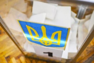 Млявіше, ніж на президентських: скільки українців змінили місце для голосування
