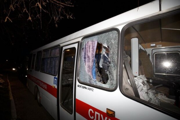 “Спаліть цей санаторій!”: під час сутичок у Нових Санжарах травмовано десятеро людей, розбиті вікна в автобусах (відео, фото)