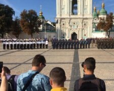 Із Зеленським і трюками зі зброєю: у Києві урочисто підняли державний прапор