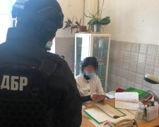 Лікарку в Києві викрили у вимаганні хабаря у ветерана АТО