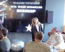 “Пізніше скажу, хто дав статуетку”: МВС РФ допитує підозрювану у вбивстві Татарського (відео)