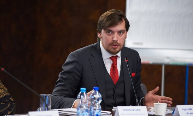 Реалістичний і оптимістичний прогноз: у мережі з’явилась третя частина скандальної “наради Гончарука” (відео)