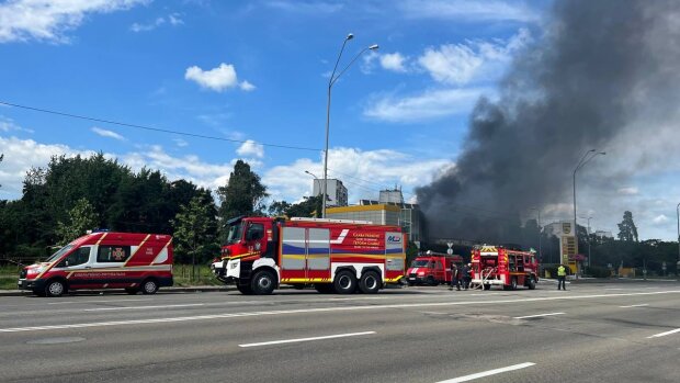 У Києві вогнеборці ліквідовують пожежу на АЗС у Дніпровському районі