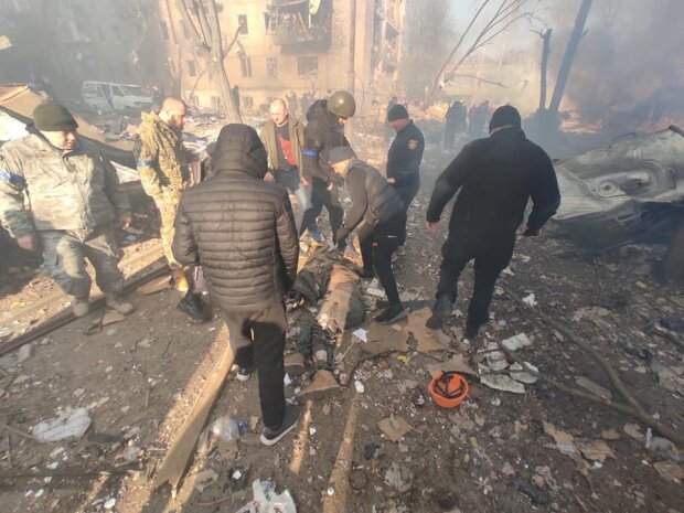Над Києвом збили ракету, уламки потрапили в житловий будинок на Виноградарі: є жертва й поранені
