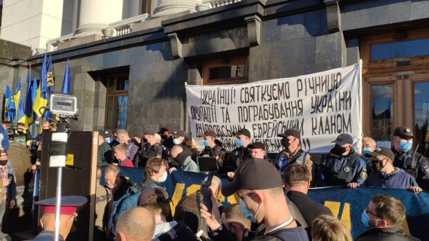 Грабіж України єврейським кланом Вови Зеленського: біля Офісу Президента розгорнули плакат