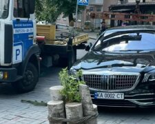 У Києві евакуатор відвіз дорогий Maybach, що перегородив тротуар