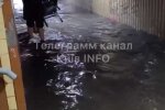 Вода прибуває — реакція киян на те, як під час зливи “наповнює” підземний перехід брудною водою