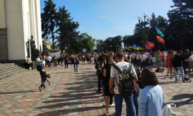 Під Радою вишикувалася 10-метрова черга журналістів