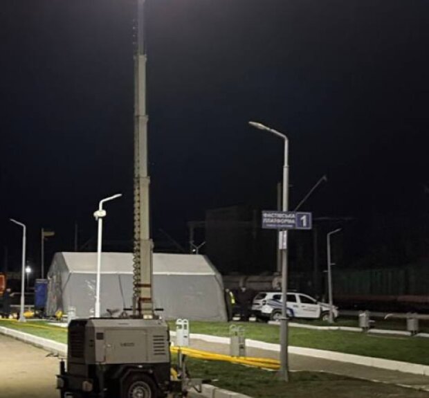 У Фастові залізничники розгорнули тимчасовий мобільний вокзал поруч із тим, який зруйнувала армія РФ