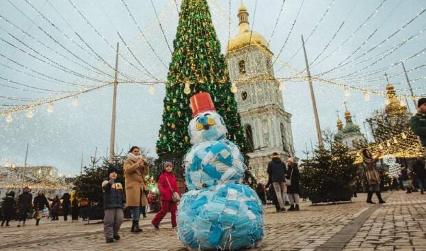 У Києві з’явився сніговик з медичних масок