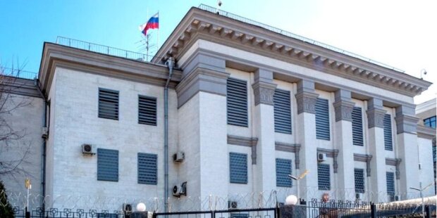 З будівлі посольства РФ зник прапор (відео)