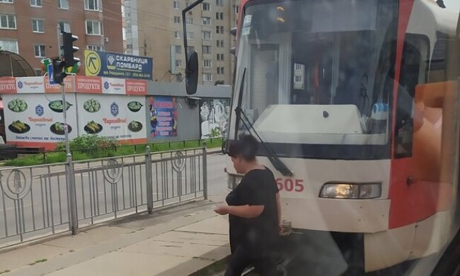 Водієві київського трамвая стало погано на робочому місці