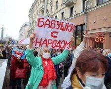 Бабусі з народом: під час Маршу пенсіонерів у Білорусі застосували газ та петарди (фото, відео)