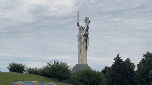 Після зміни герба на щиті, монумент “Батьківщину-матір” перейменують