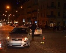 У Києві жінка переходила дорогу на зелене світло і потрапила під колеса авто
