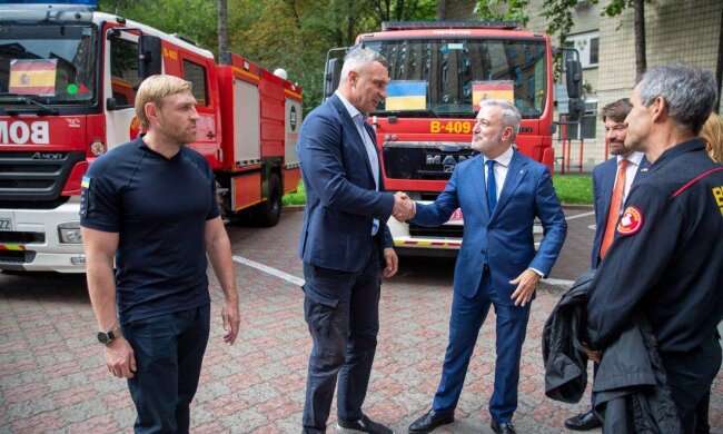 Київ отримав від Барселони пожежні авто та підписав новий меморандум про співпрацю