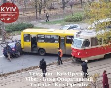 Центр Києва паралізувала потрійна ДТП з трамваєм (фото)
