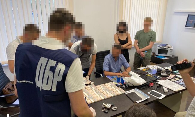 Вимагали великі гроші: затримали псевдорадника Президента та генерала СБУ (фото)