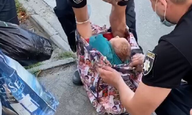 Зовні цілком адекватна: у Києві затримали жінку, яка несла немовля у пакеті (відео)