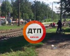 Під Києвом потяг убив підлітка на переїзді