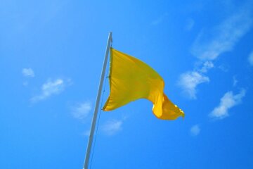 Всі пляжі Києва підняли жовті прапори: купатись не рекомендовано