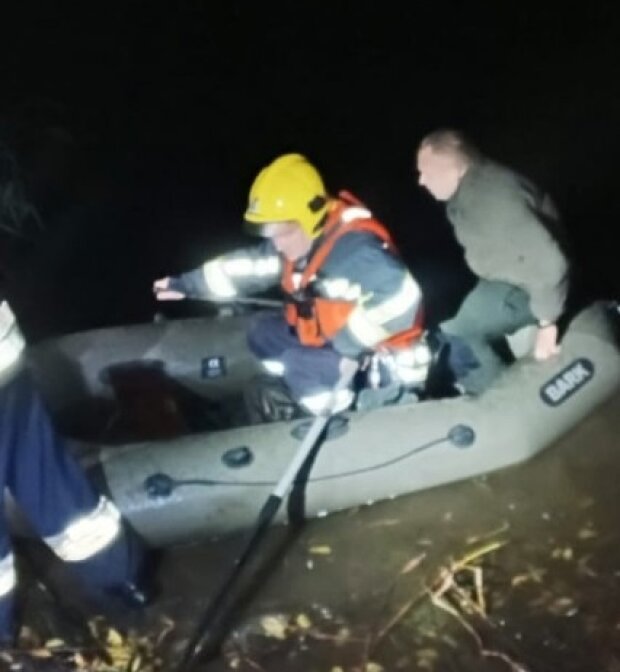 Рятувальники Київської області врятували рибалок, які пізно ввечері перекинулись на човні