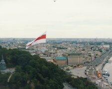 На підтримку білорусів над Києвом на дроні запустили біло-червоний прапор (відео)