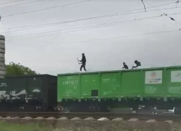 Молоді кияни влаштували катання на даху вагона вантажного потягу (відео)
