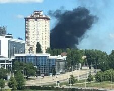Потужний вибух у центрі окупованого Донецька: над містом підіймається стовп чорного диму