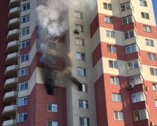 Серйозна пожежа в Дарниці: на 9-му поверсі палає квартира