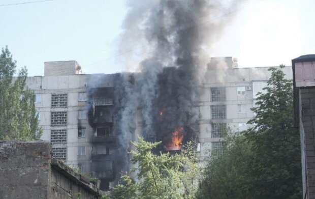 Росіяни обстріляли багатоповерхівки в Торецьку: почалася пожежа, одна людина загинула