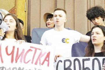Порошенка 2,5 години допитували в Держбюро розслідувань