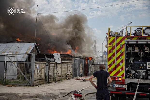 В Подільському районі Києва спалахнула масштабна пожежа, ДСНС на місці
