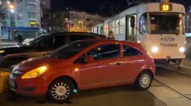 “Кинула і пішла”: у Києві пасажири трамвая перенесли автівку, яка заблокувала рух (відео)