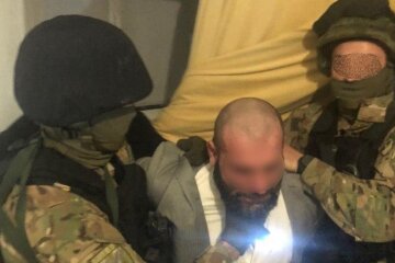 В Києві зі штурмом затримали росіянина, який погрожував підірвати багатоповерхівку (відео)