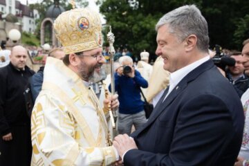 “Закликаю усіх помолитися за Україну” – Порошенко у Зарваниці