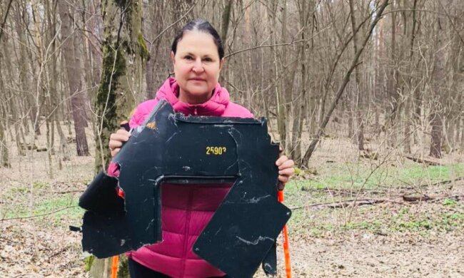 Замість пролісків — уламки дрона: Посол ЄС показала жахливу знахідку в київському лісі