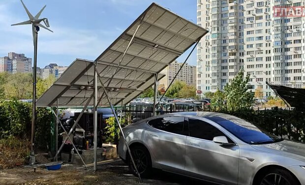 В одному з районів столиці власник Tesla облаштував зарядну станцію у дворі багатоповерхівки
