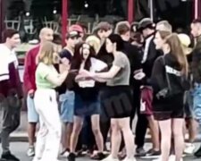 На Контрактовій площі побилися дівчата-підлітки (відео)