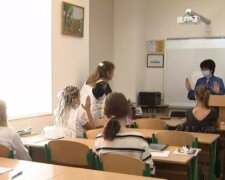 Дистанційне навчання в Києві: дітей хочуть повернути за парти