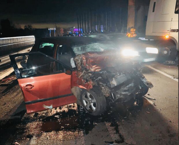 Автотроща на Київщині: одна людина загинула внаслідок зіткнення вантажівки і легковика